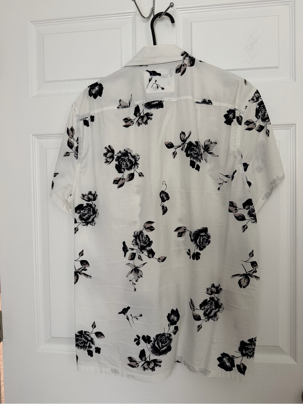 Hollister White Short-Sleeve Button-Up Shirt with Black Floral Print - Picture 5 of 5